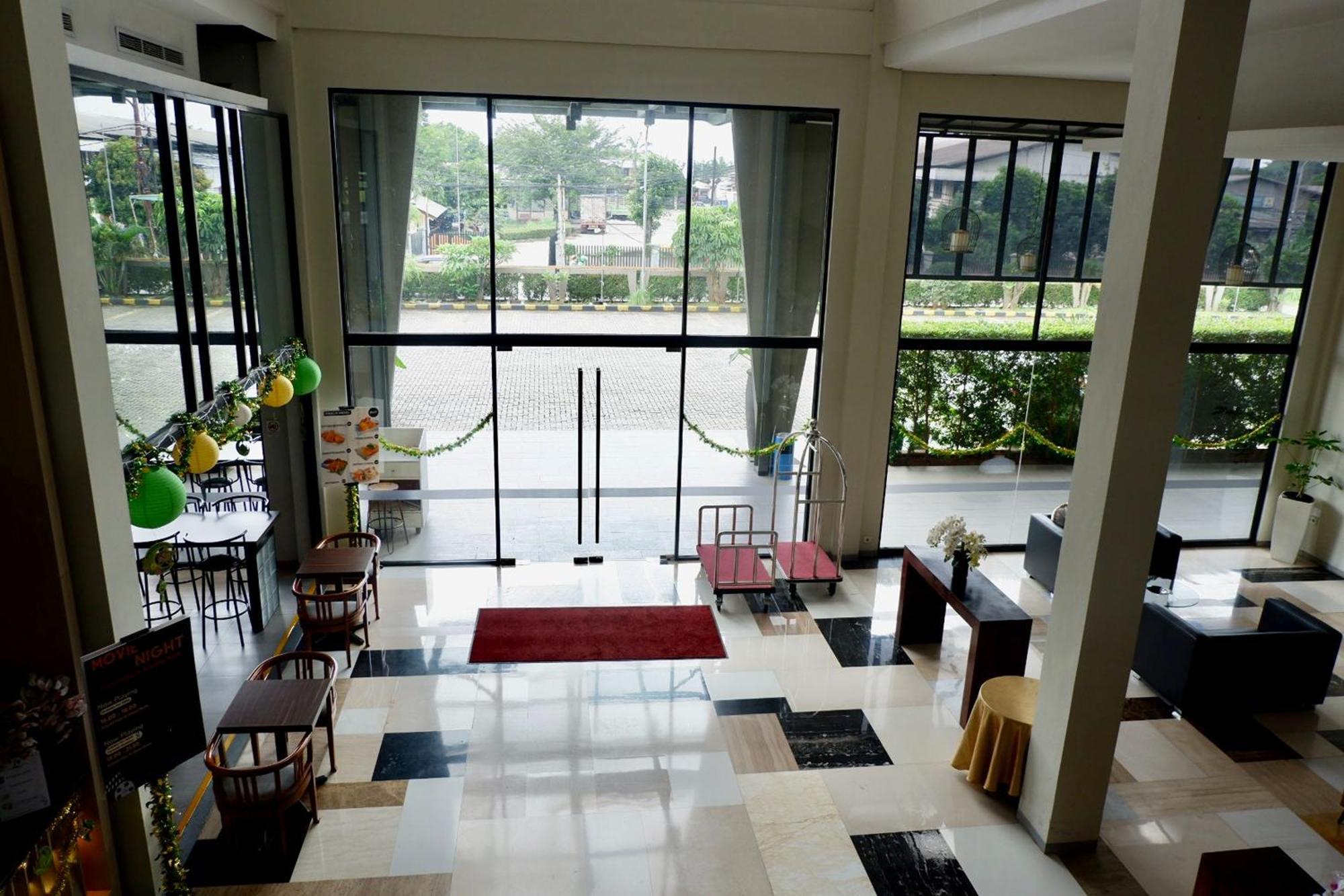 Lemo Hotel Serpong Тангеранг Екстериор снимка