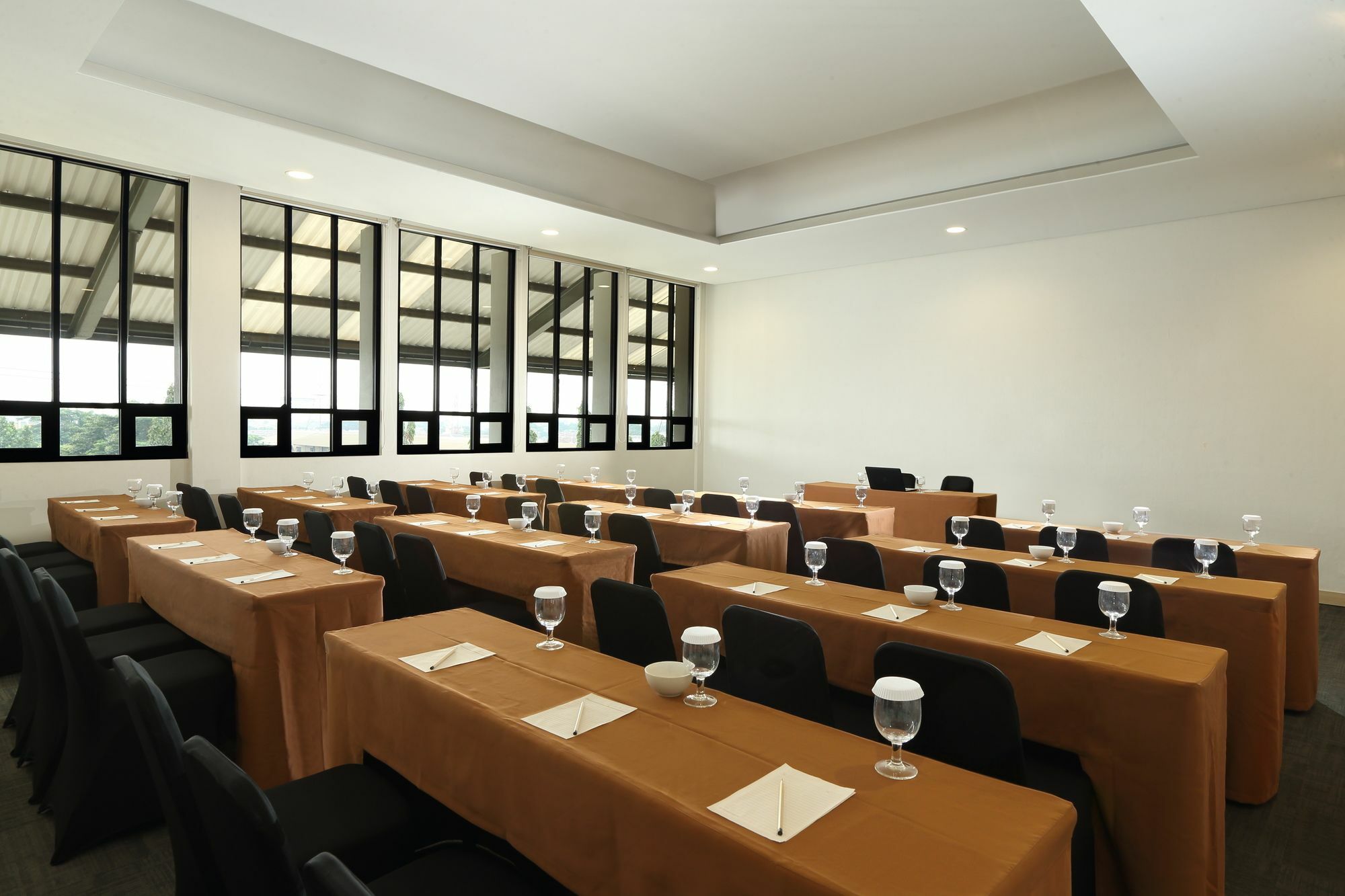 Lemo Hotel Serpong Тангеранг Екстериор снимка